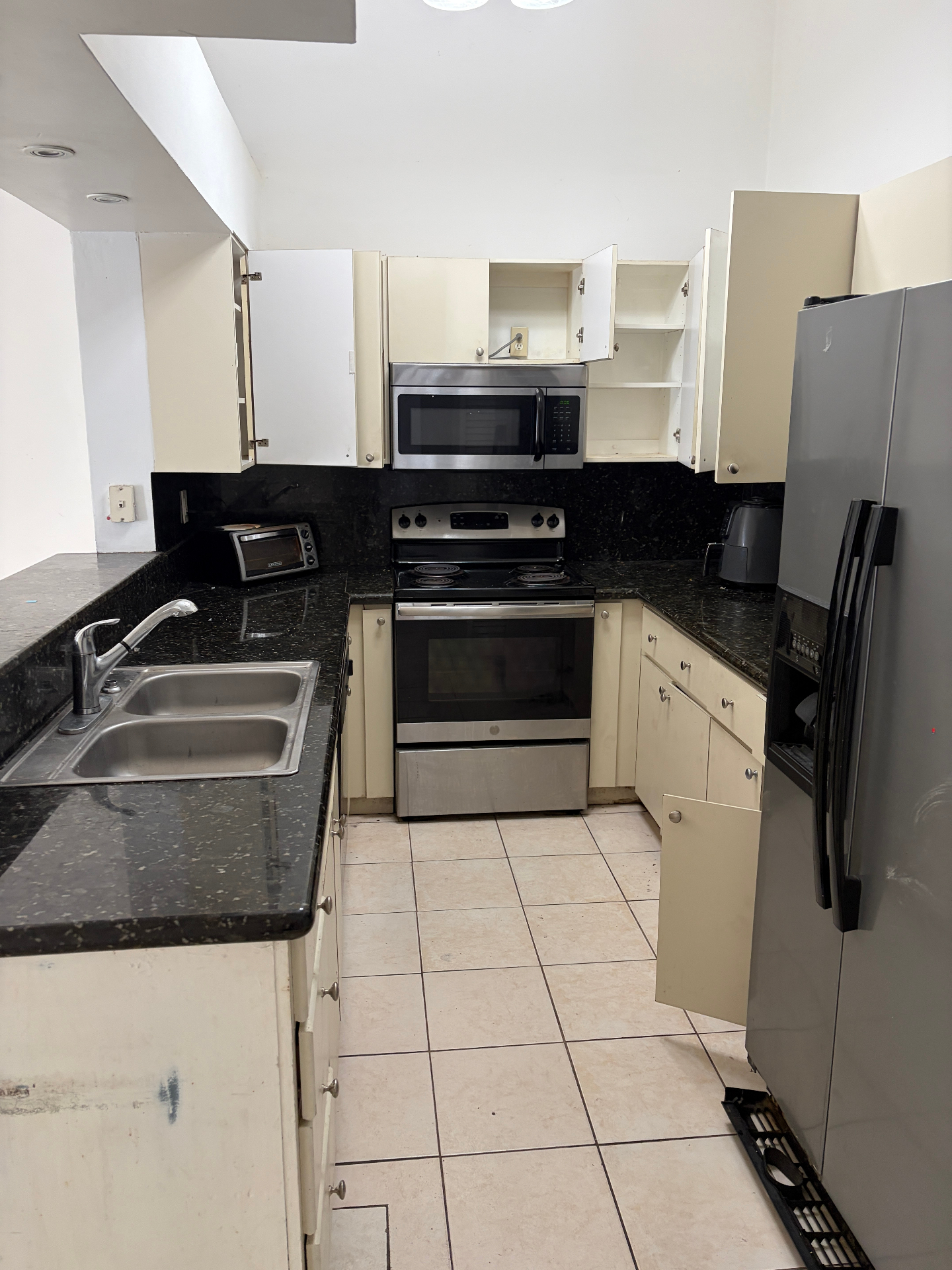 South Florida kitchen appliance removal — stove, microwave, and refrigerator hauled away by Fresh Start Junk Removal